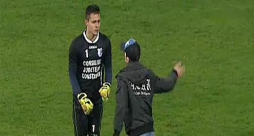 بالفيديو.. مشجع يضرب حارس الفريق بعد خسارته 6-1